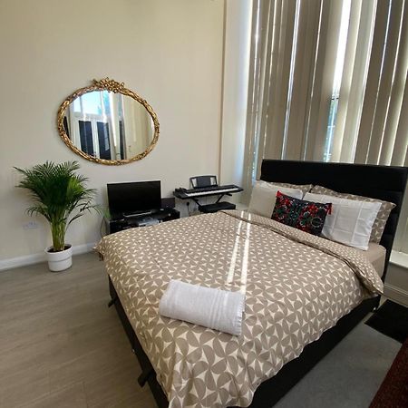 Spacious King Room With Private Entrance - Near Emirates And Camden And King'S Cross - 5 Min To Tube Фінчлі Екстер'єр фото